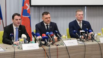 Ministr ČR Petr Macinka, ministr SR Tomáš Taraba a zmocněnec Filip Turek na tiskové konferenci